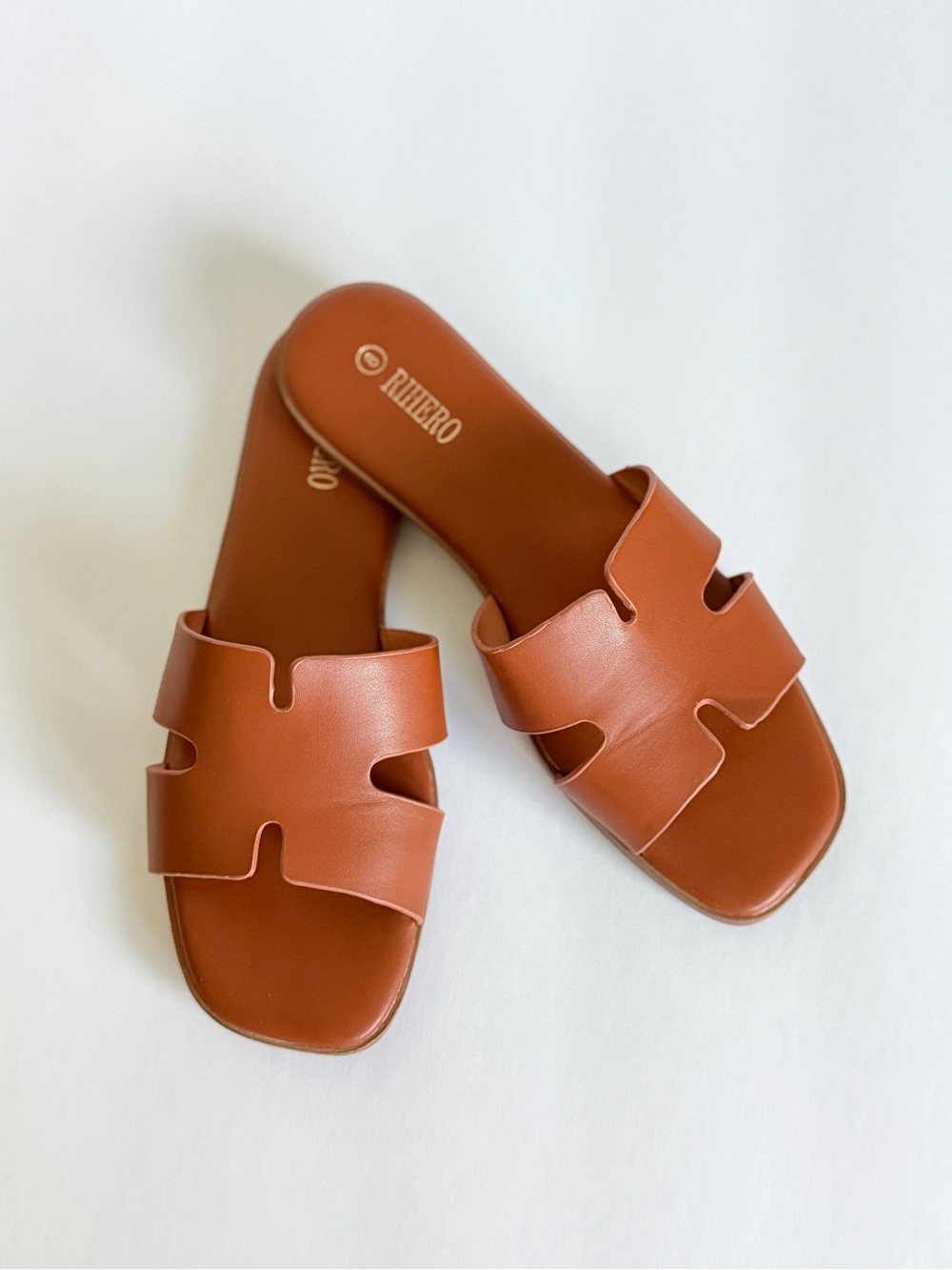 Flat slide sandals in brown - Size 8